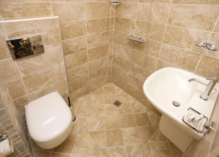 Jeravi Club מלון 4*