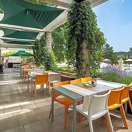 Jeravi Club Szálloda 4*
